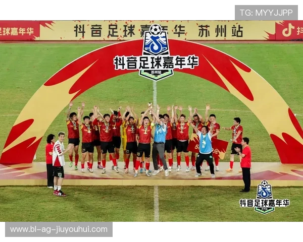 足球射门瞬间的激情与力量完美融合，一曲激昂音乐为你点燃每一次进球的荣耀时刻